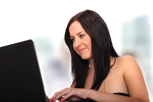 Jolie femme brune avec ordinateur portable — Photo