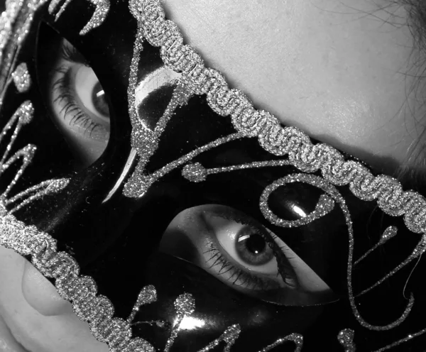 Moda menina morena com máscara posando no fundo escuro — Fotografia de Stock