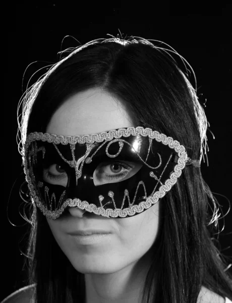 Mode Brünette Mädchen mit Maske posiert auf dunklem Hintergrund — Stockfoto