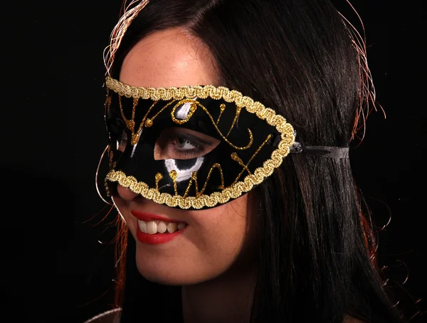 Модная брюнетка девушка в маске позирует на темном фоне — стоковое фото