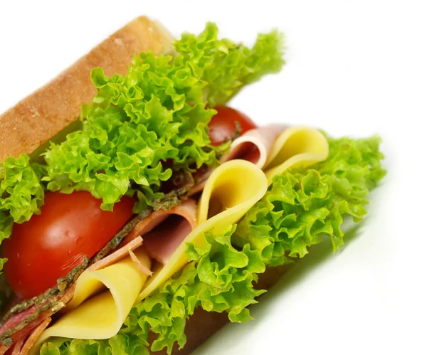 Sanduíche com presunto e legumes no fundo branco — Fotografia de Stock