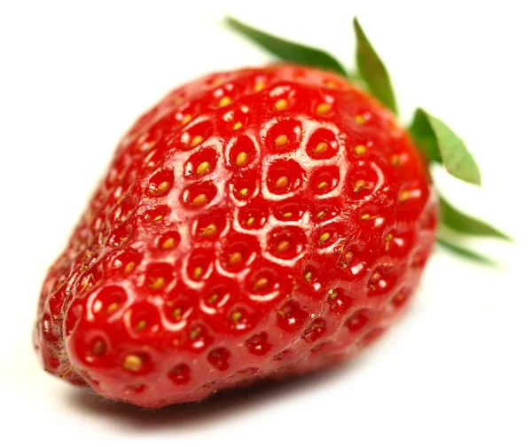Färska jordgubbar på vit bakgrund — Stockfoto