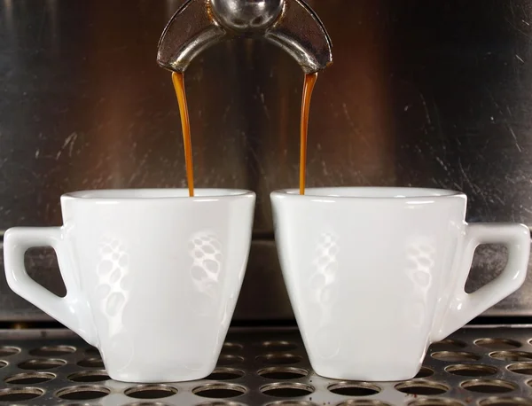 酿造咖啡咖啡的咖啡机 — 图库照片