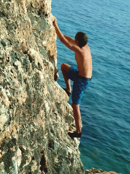 Wspinaczka w skale morze mężczyzna — Zdjęcie stockowe