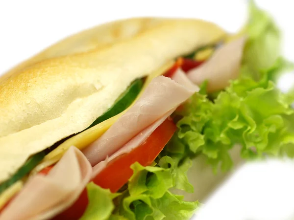 Sanduíche com presunto e legumes no fundo branco — Fotografia de Stock