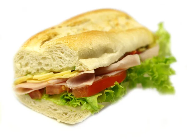 Sandwich con jamón y verduras sobre fondo blanco — Foto de Stock