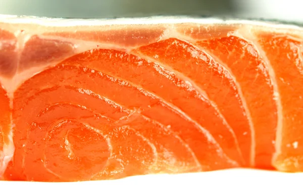 Свежий стейк из лосося — стоковое фото
