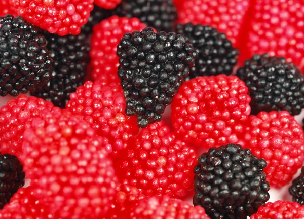 Blackberry manis dan raspberry di latar belakang putih — Stok Foto