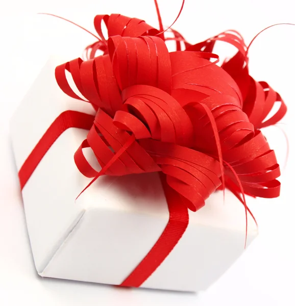 Κόκκινο δώρο κορδέλα σε άσπρο φόντο εύκολα να απομονωθεί για το έργο σας — Φωτογραφία Αρχείου