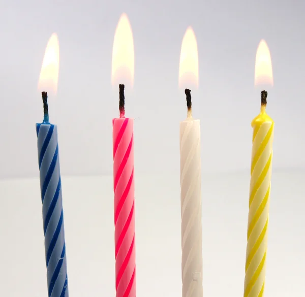 Τα κεριά γενεθλίων σε άσπρο φόντο — Φωτογραφία Αρχείου