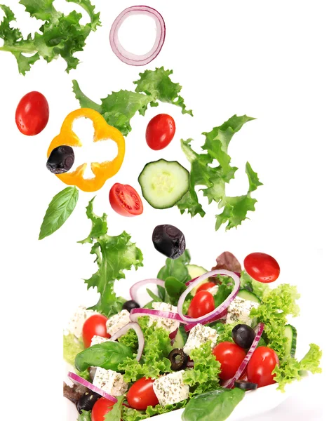 Färska grönsaker i rörelse över vita — Stockfoto