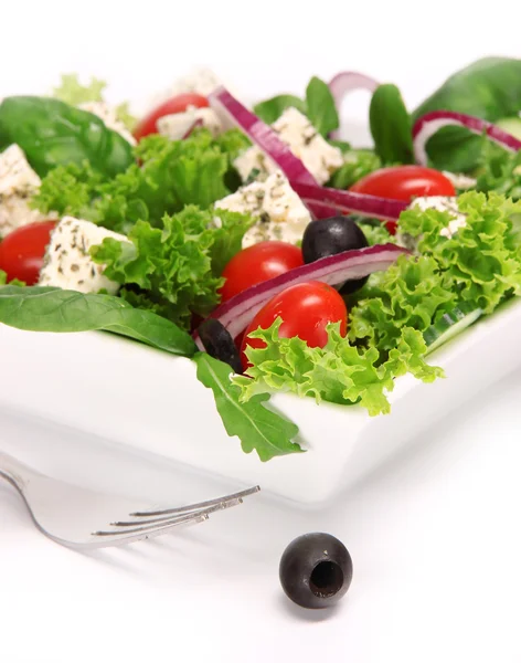 Salada grega sobre branco — Fotografia de Stock