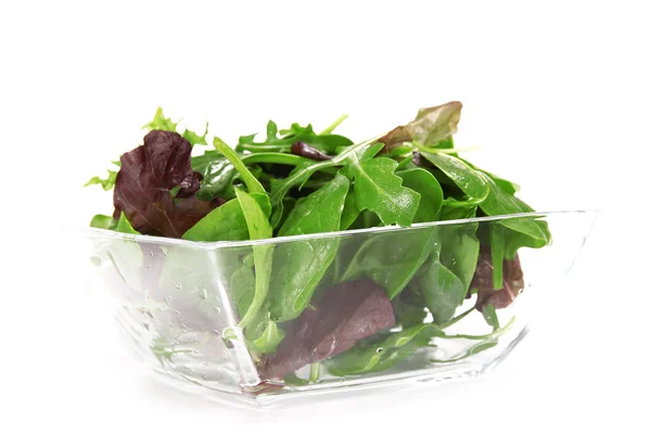 Frische Salatblätter über weiße — Stockfoto