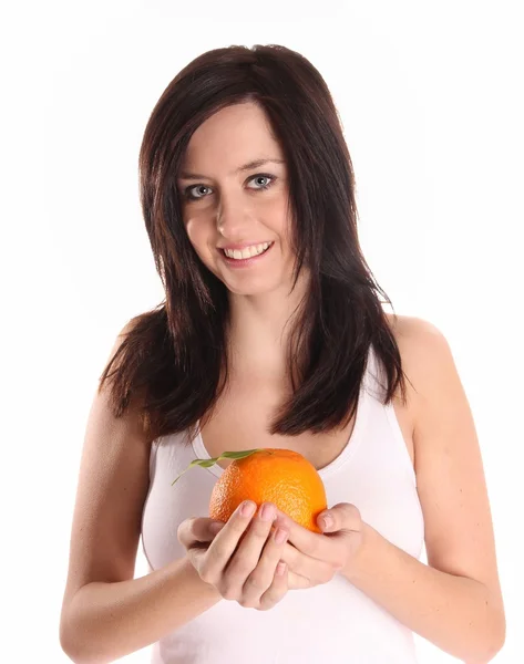 オレンジを持つ美しい女性 — ストック写真