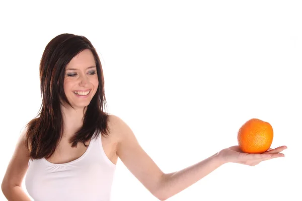 オレンジを持つ美しい女性 — ストック写真