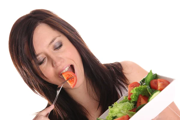 Mooie vrouw met verse salade — Stockfoto