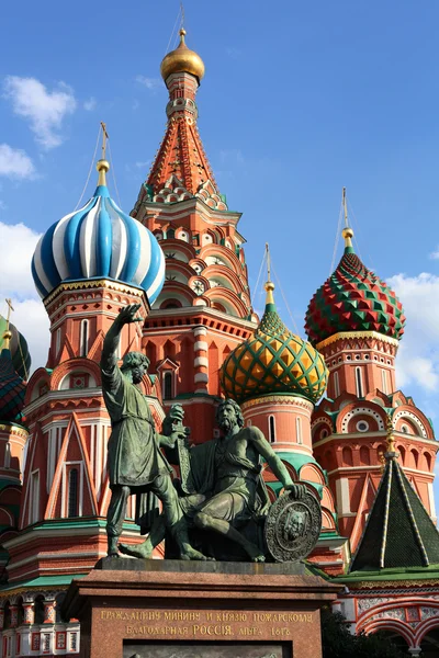 Minin and Pozharsky on the background of St. Basil's Cathedral — Stock Photo, Image