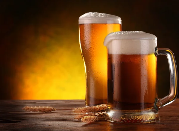 Still Life com um rascunho de cerveja junto ao copo . — Fotografia de Stock