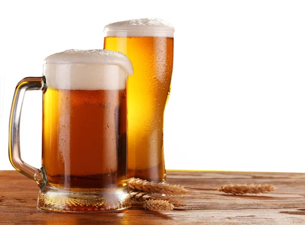 Cerveja junto ao copo — Fotografia de Stock