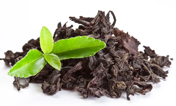 Hromadu suchého čaje s zelený čaj listy. — Stock fotografie