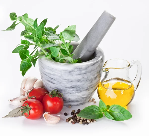 Mörser mit Pistill und Basilikumkräutern und Olivenöl. — Stockfoto