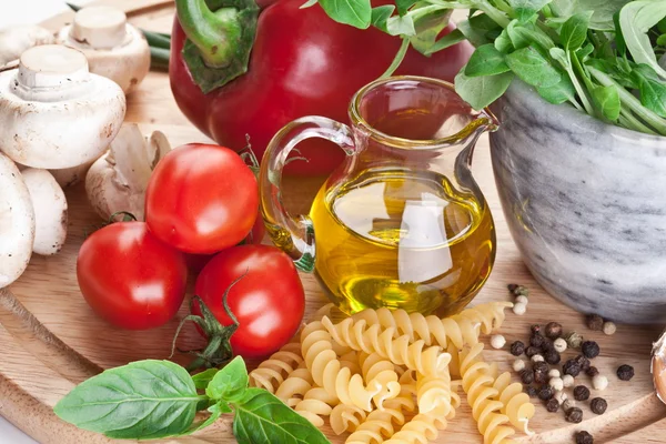 Olivenöl, Kräuter und Gemüse. Nahaufnahme. — Stockfoto