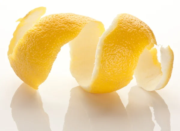 Torção da casca de citrinos em um fundo branco . — Fotografia de Stock