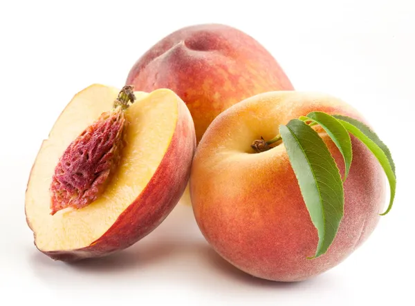 成熟桃果实用叶子和 slises — 图库照片