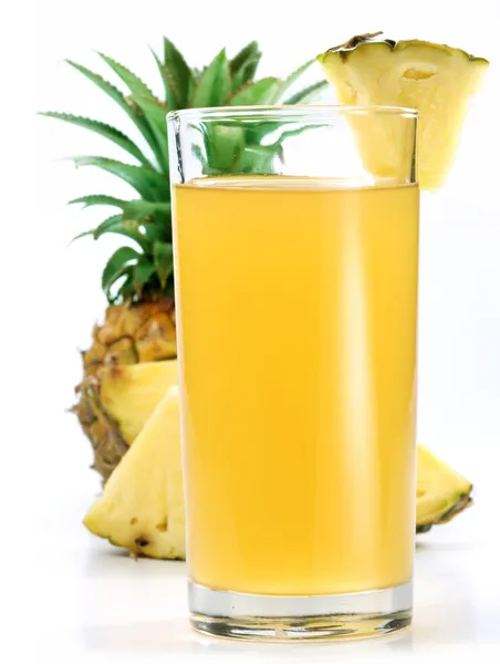 Ananassaft in einem Glas Ananasscheiben — Stockfoto