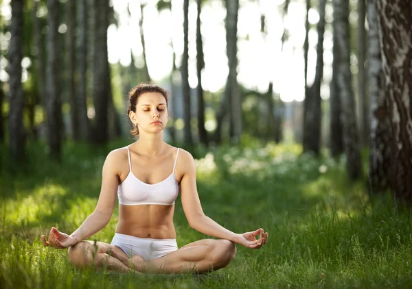 Praktiserande av yoga utomhus. — Stockfoto