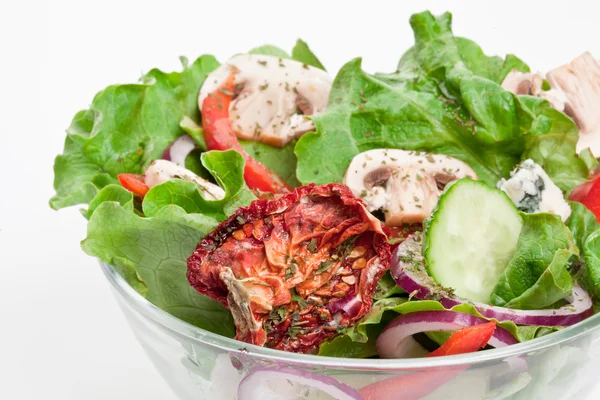 Kurutulmuş domates, champignon ve soğan salatası. — Stok fotoğraf
