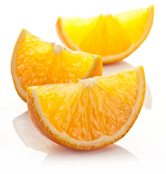 Rebanada naranja sobre un fondo blanco. — Foto de Stock