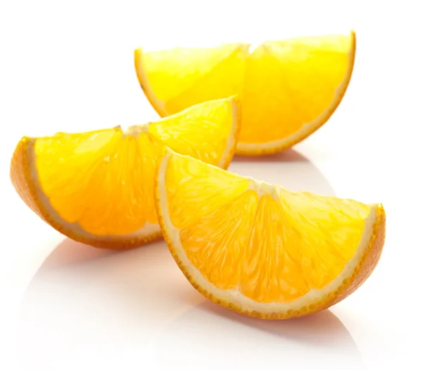 Rebanada naranja sobre un fondo blanco. — Foto de Stock