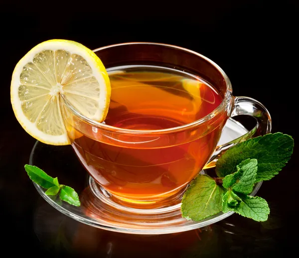 Kopje thee met munt en citroen. — Stockfoto