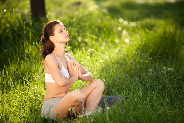 Practicar yoga al aire libre . — Foto de Stock