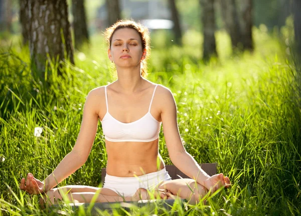 Het beoefenen van yoga buiten. — Stockfoto
