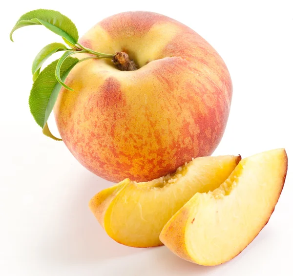 Ripe peach fruit with leaves and slises — Stock Photo, Image