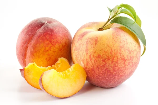 成熟桃果实用叶子和 slises — 图库照片