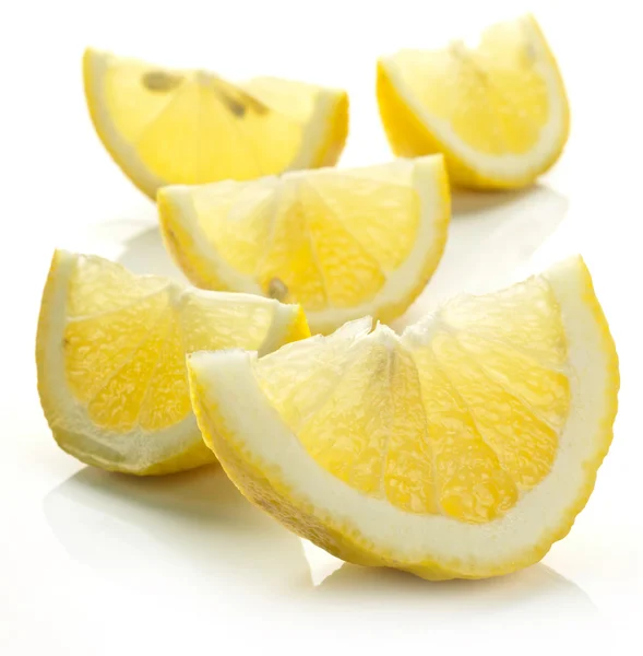 レモンのスライスを白い背景に. — ストック写真