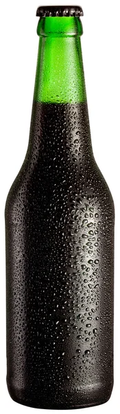 Garrafa de cerveja preta com gotas no fundo branco . — Fotografia de Stock