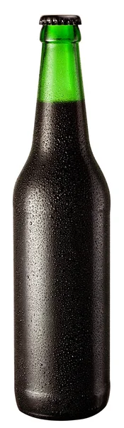 Botella de cerveza negra con gotas sobre fondo blanco . — Foto de Stock