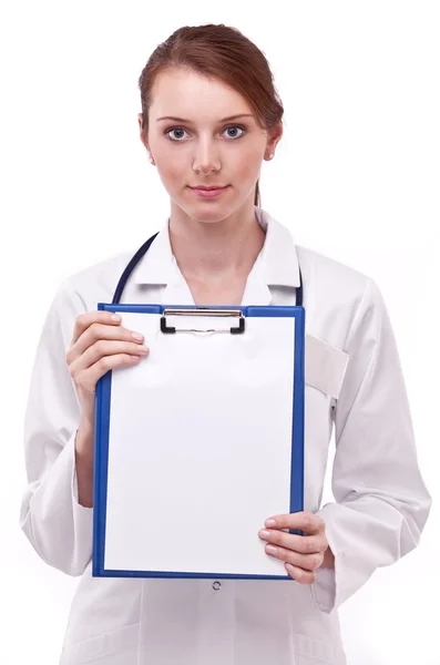 Le docteur tient un presse-papiers avec une feuille vide. Isolé sur un blanc . — Photo
