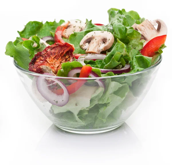 Salat mit getrockneten Tomaten, Champignon und Zwiebeln. — Stockfoto