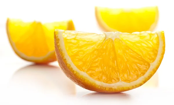 Πορτοκαλί φέτα σε λευκό φόντο. — Φωτογραφία Αρχείου