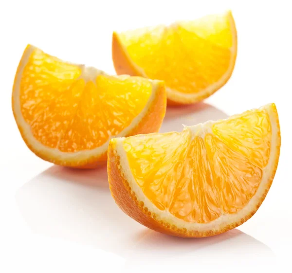Fetta di arancia su sfondo bianco. — Foto Stock