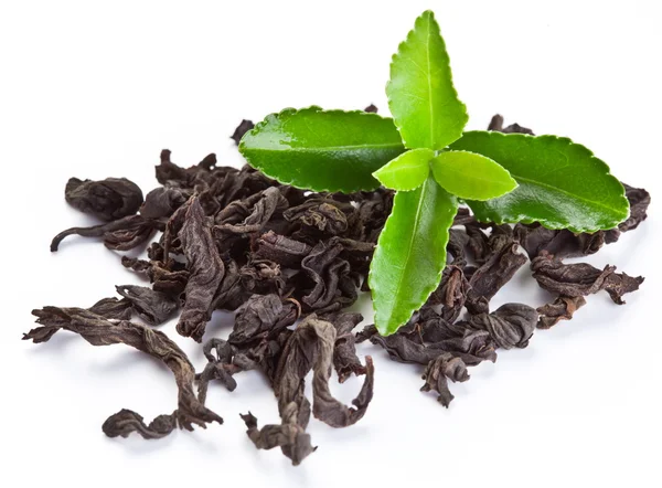 Tas de thé sec avec des feuilles de thé vert . — Photo