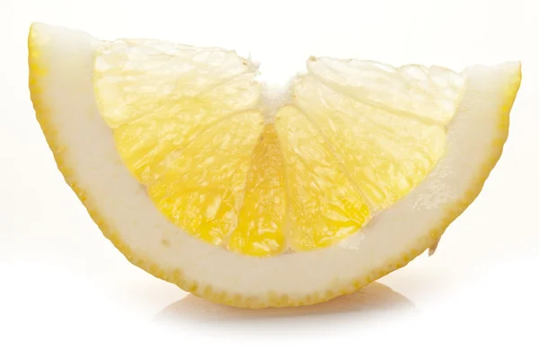Лимонний шматочок на білому тлі . — стокове фото
