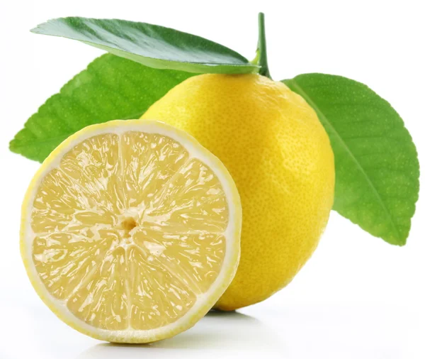 Zitrone mit Scheibe auf weißem Hintergrund — Stockfoto
