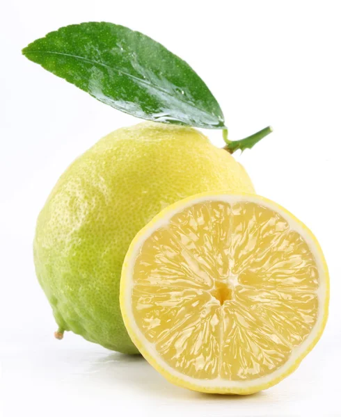 Лимон с ломтиком на белом фоне — стоковое фото