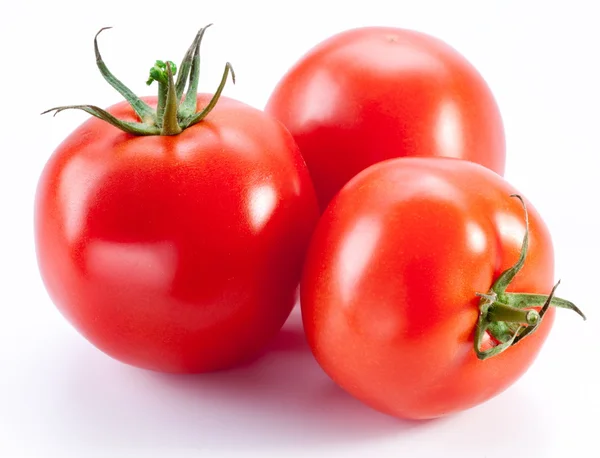 Rijpe tomaten geïsoleerd op een witte achtergrond. — Stockfoto
